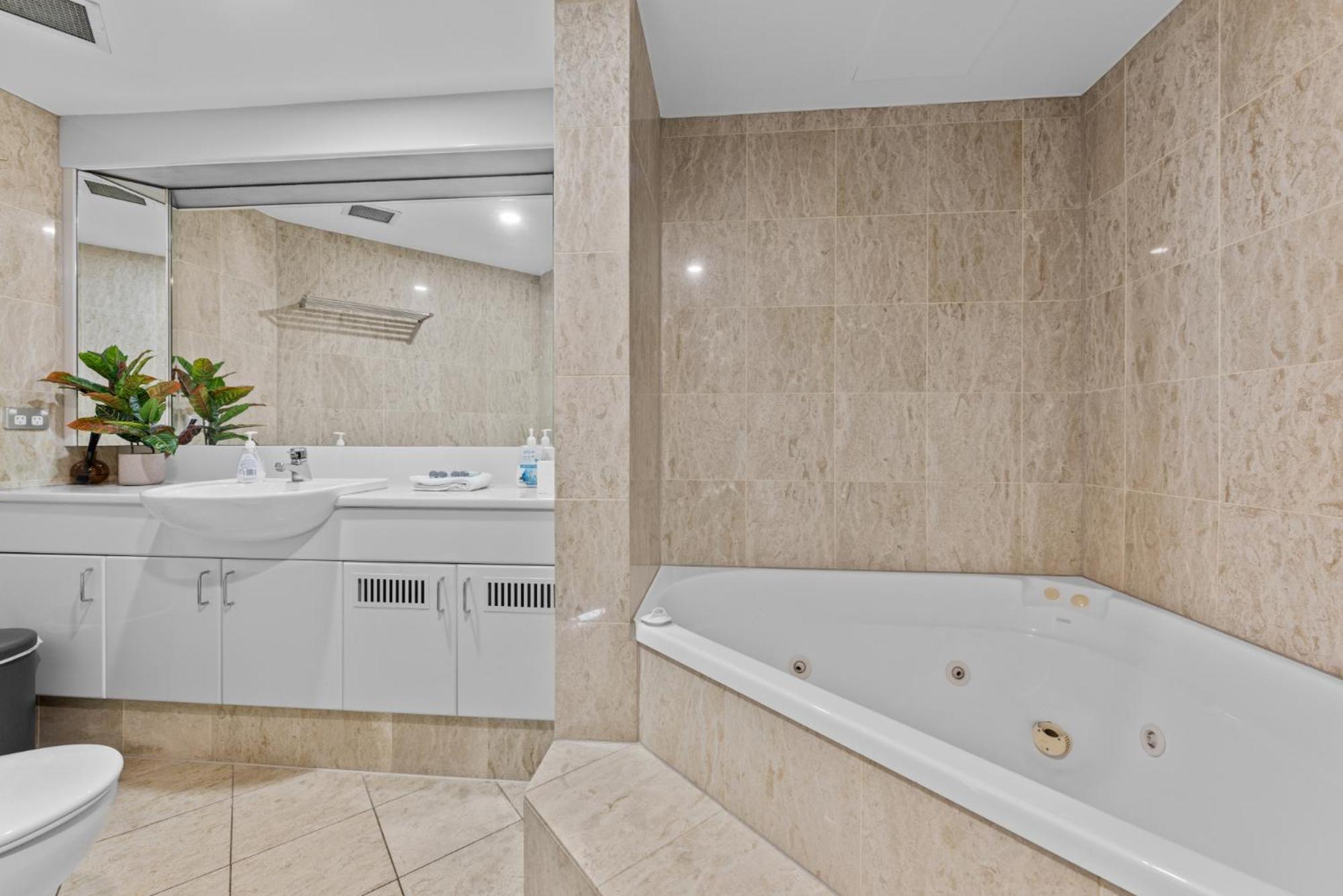 Ferienwohnung Lavish 3-Bed With Wraparound Balcony And Pool Brisbane Exterior foto