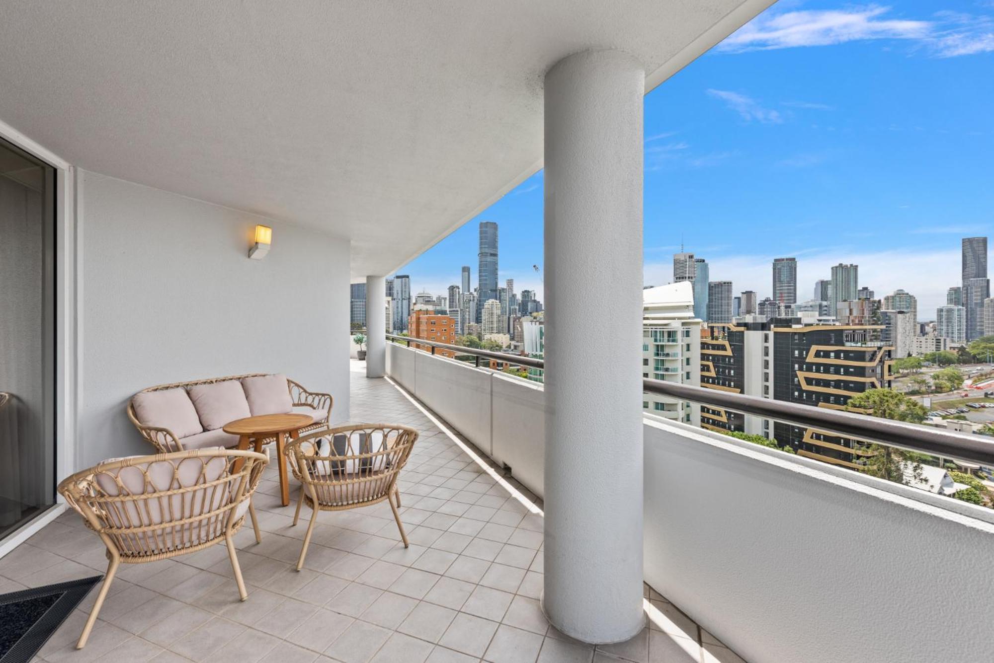 Ferienwohnung Lavish 3-Bed With Wraparound Balcony And Pool Brisbane Exterior foto