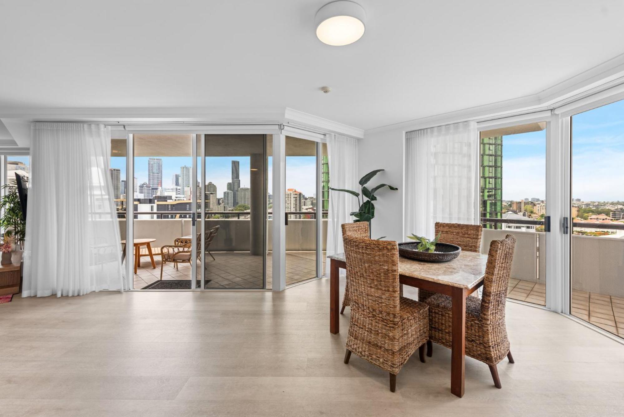 Ferienwohnung Lavish 3-Bed With Wraparound Balcony And Pool Brisbane Exterior foto